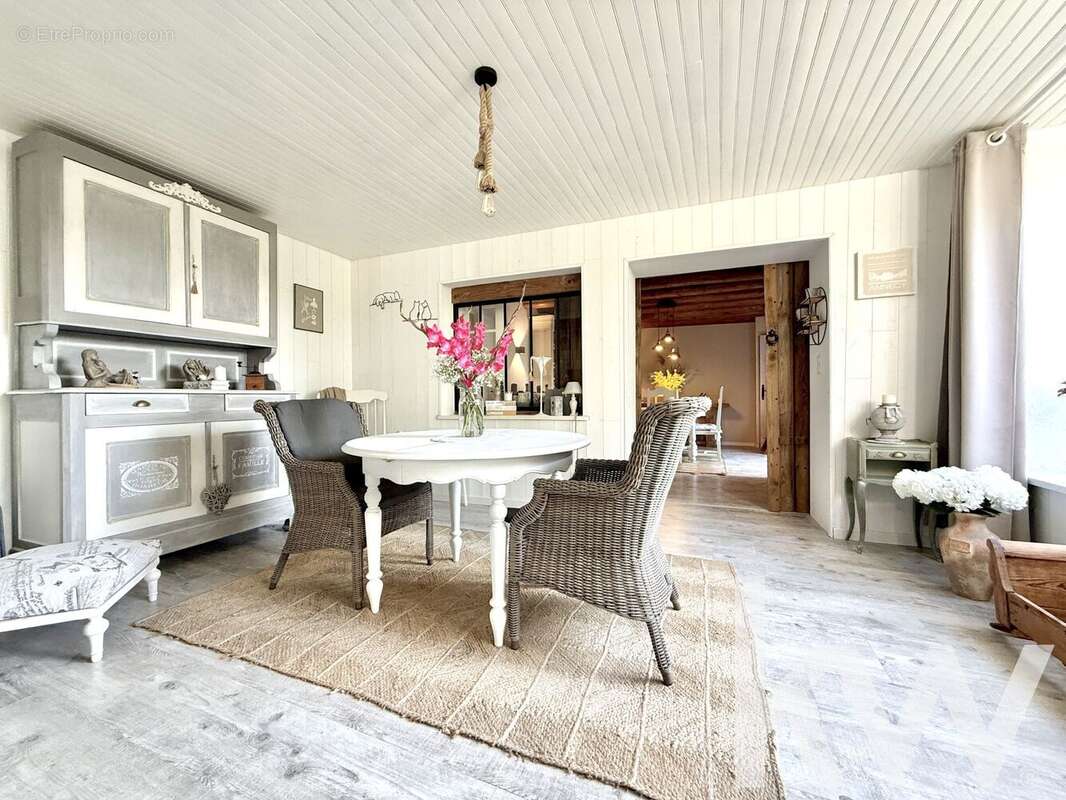 Maison à VERNET-LA-VARENNE