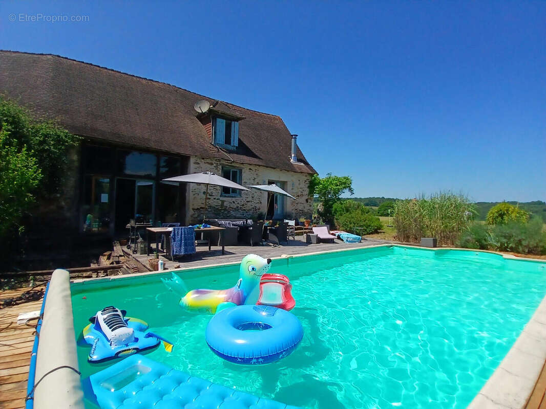 Superbe grange aménagée attenante à une maison en pierre d'origine, avec piscine et vue imprenable. - photo 14