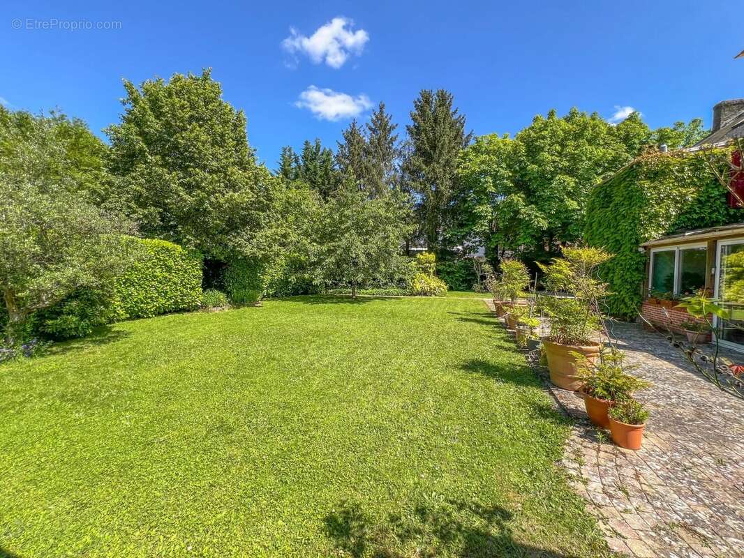 Maison à LE MESNIL-SAINT-DENIS