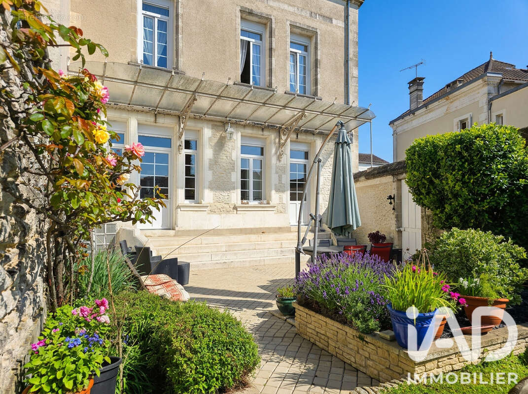 Maison 231 m² à Cognac  - photo 2