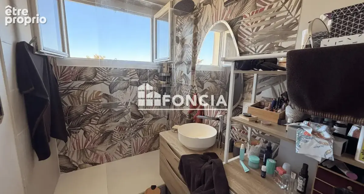  **Coup de cœur assuré !** Découvrez ce bel appartement de 75 m², entièrement rénové, situé au dernier étage de la résidence. Il - photo 7