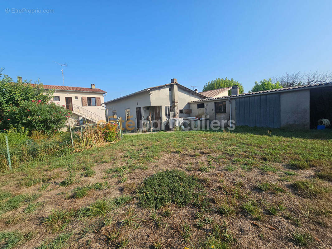 Maison  sur deux niveaux avec garages et jardin. - photo 14