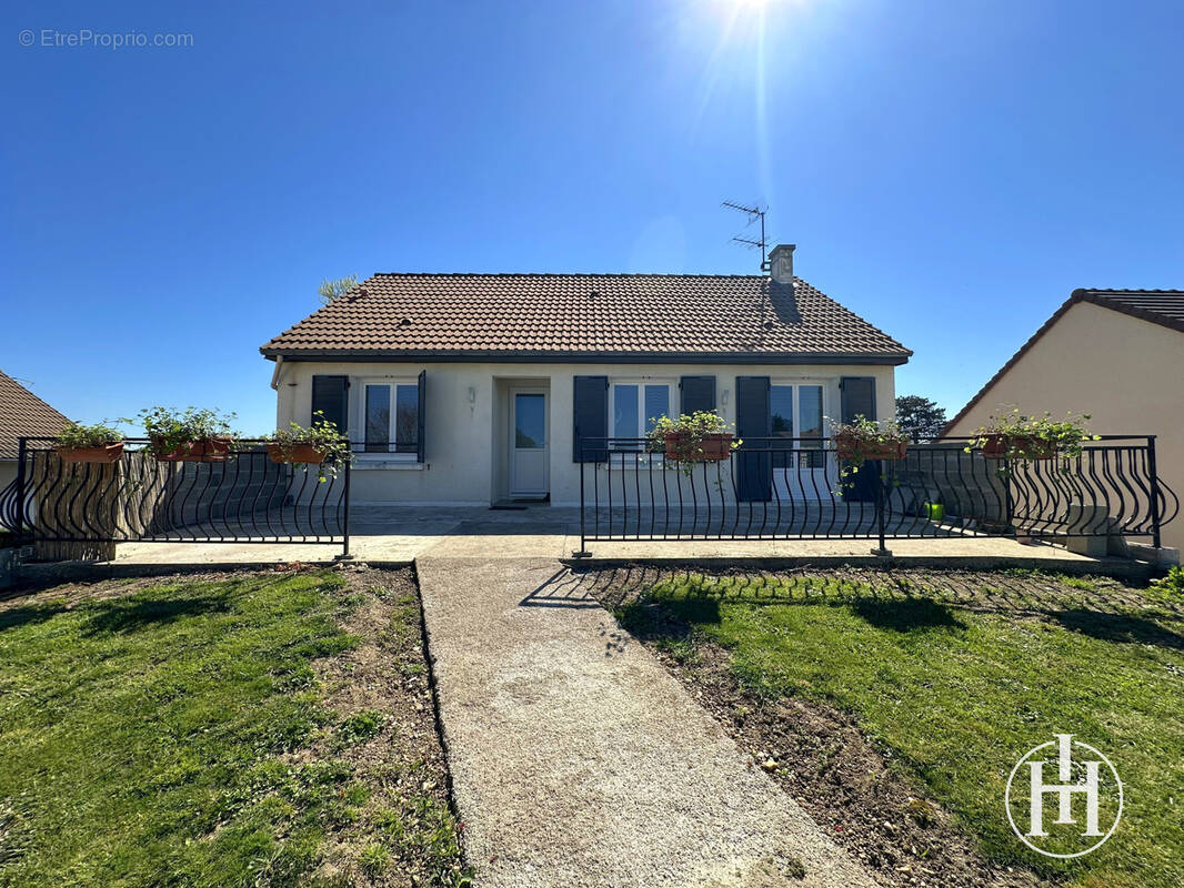 Maison à ARCOMPS