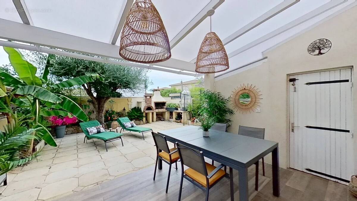 Photo Maison à Hyeres au prix de 415 000€