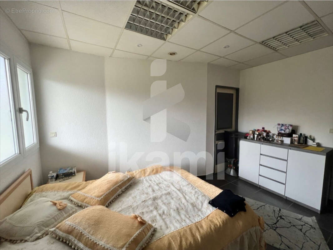 Commerce à MOURS-SAINT-EUSEBE