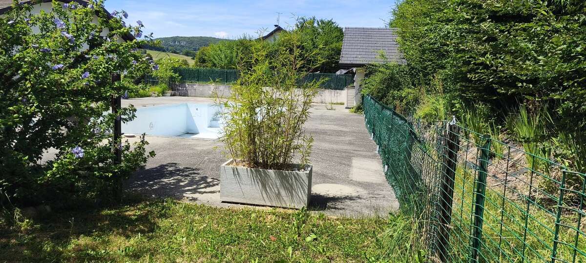 Terrain constructible de 998 m² avec piscine à Fillière - photo 3