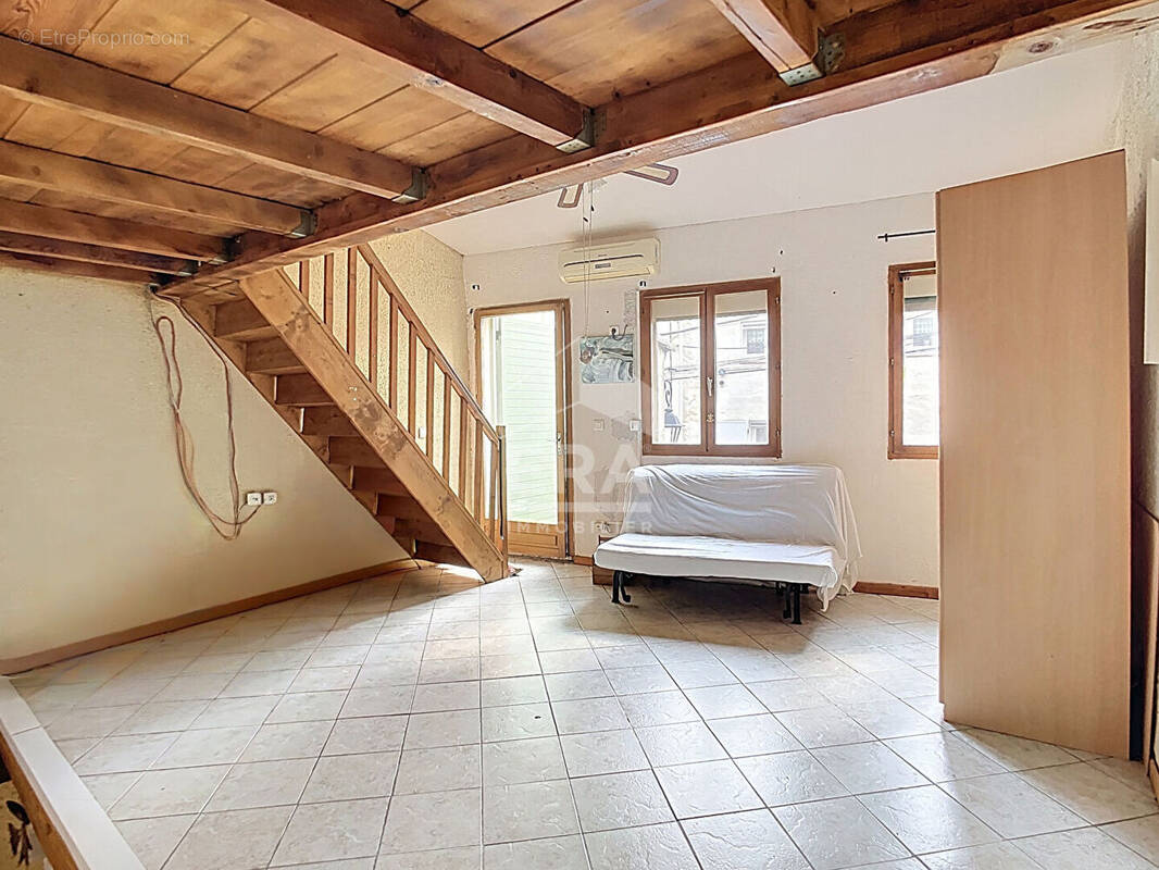 Maison à SAINT-MITRE-LES-REMPARTS