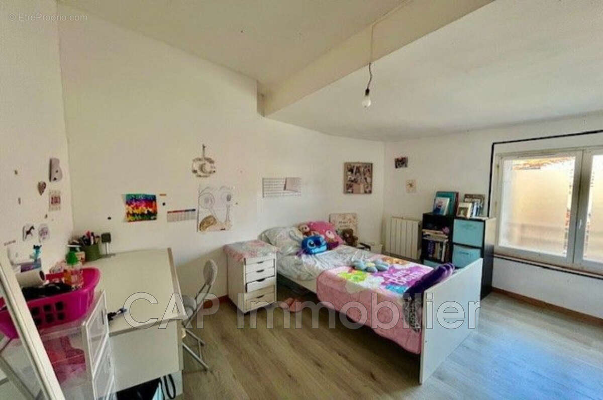 Maison à OPOUL-PERILLOS