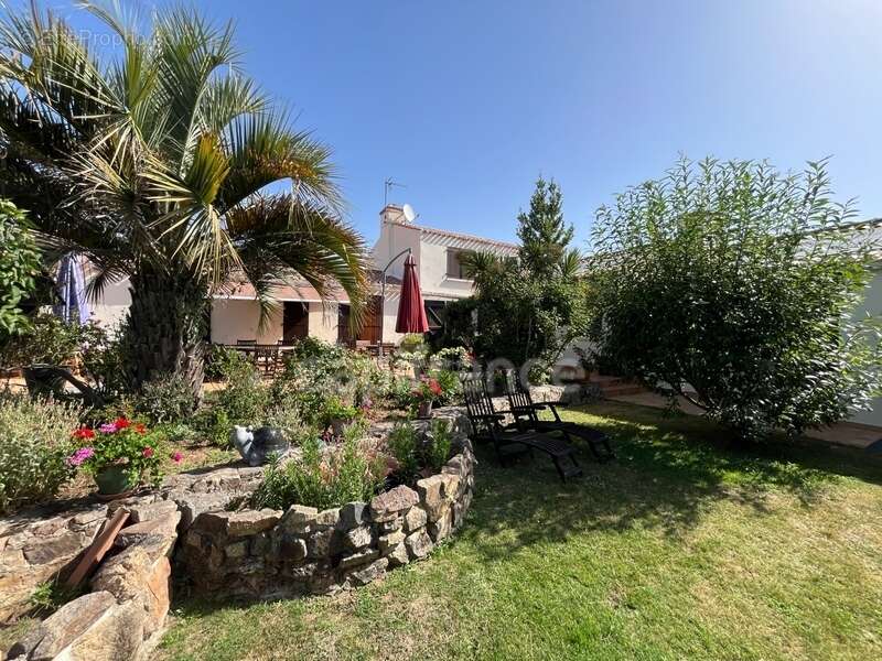 Propriété avec dépendances au coeur d’un jardin paysager– 230 m² habitables – À 10 min des plages des Sables-d'Olonne - photo 4