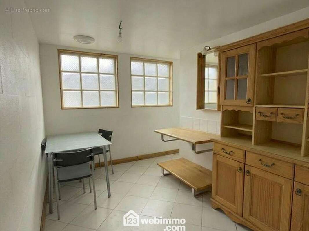 ? ainsi qu?une cuisine avec espace buanderie (ancienne salle de bain). - Appartement à MAZE