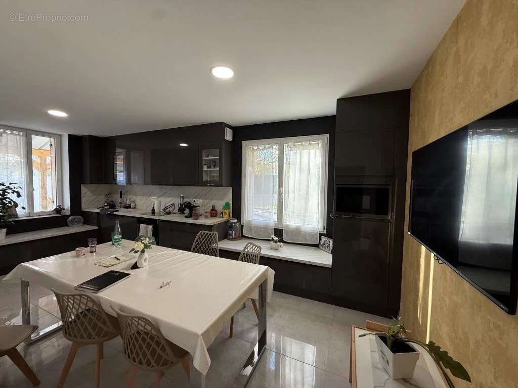 Maison à SAINT-YZAN-DE-SOUDIAC