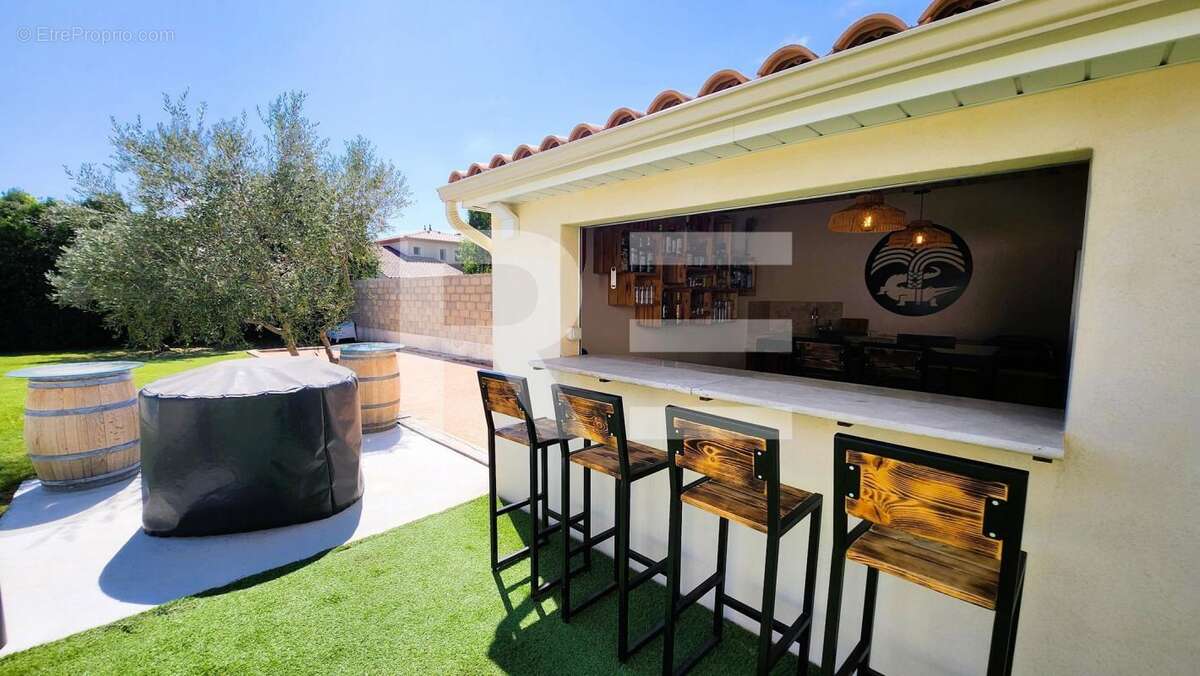 Maison à SAINT-CHAPTES