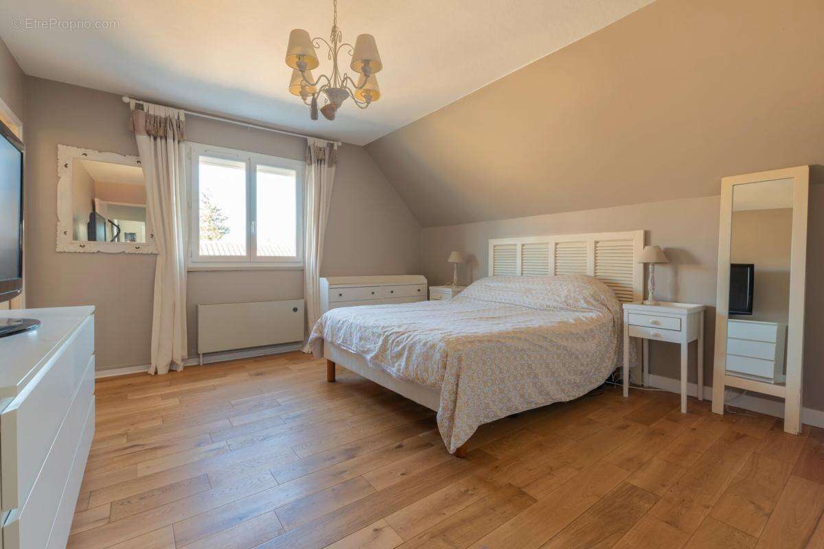 Maison 202 m² à Saint-Pavace  - photo 10