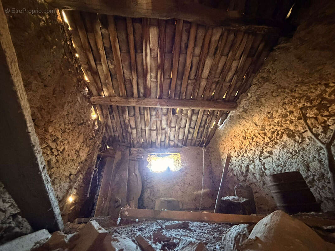 Remise a renover sur deux niveaux avec cave vinon sur verdon - photo 4