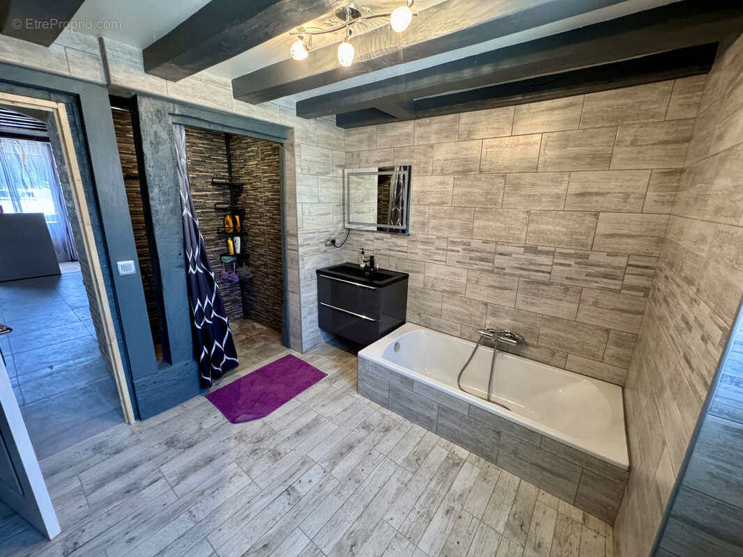 Maison rénové type 4 sur un terrain de 180 m2 - photo 5