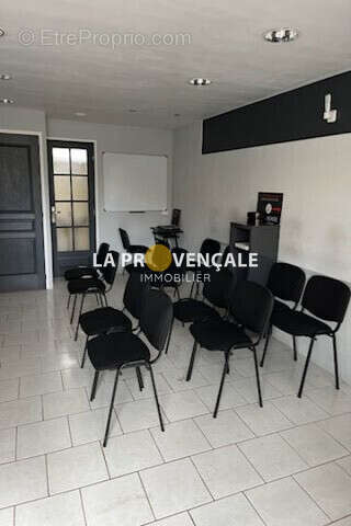 Commerce 27 m² à Trets  - photo 3