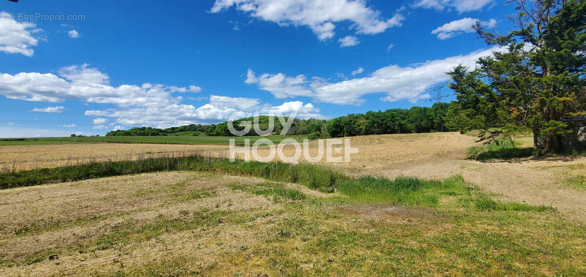 Maison à SERRES-SAINTE-MARIE