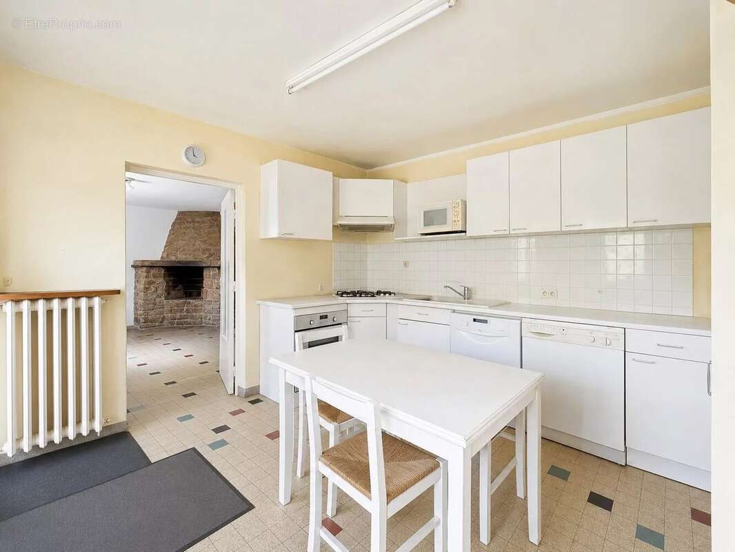 Maison familiale avec logement indépendant et dépendances - photo 4