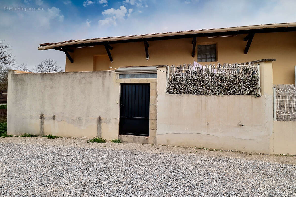 Appartement à ENTRAIGUES-SUR-LA-SORGUE
