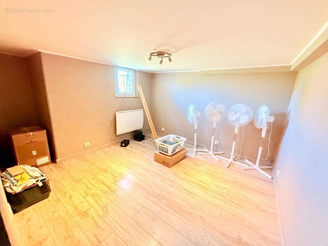 À 10 minutes de la gare LAROCHE-MIGENNES, Maison familiale de 220 m², 6 chambres, sur sous-sol total - photo 16