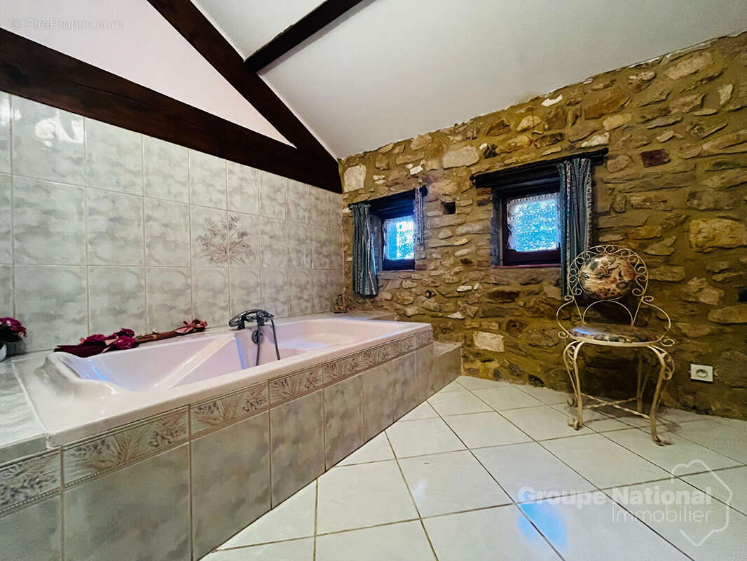 Maison à SAINT-JULIEN-DE-PEYROLAS