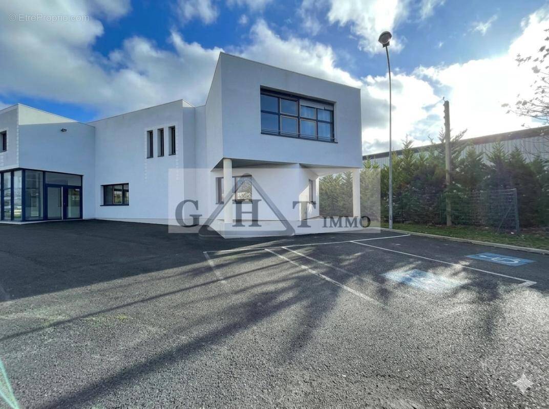 Commerce à VAUX-LE-PENIL