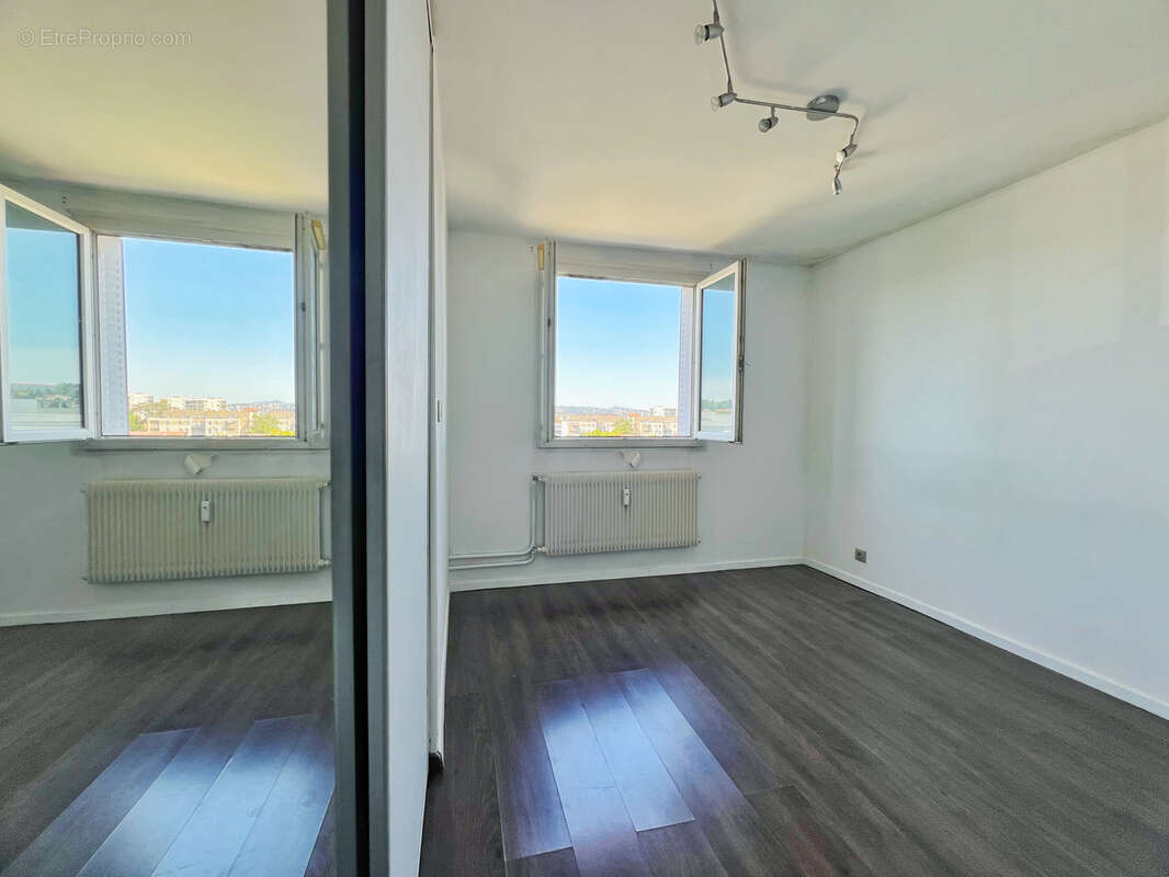 Appartement à PIERRE-BENITE