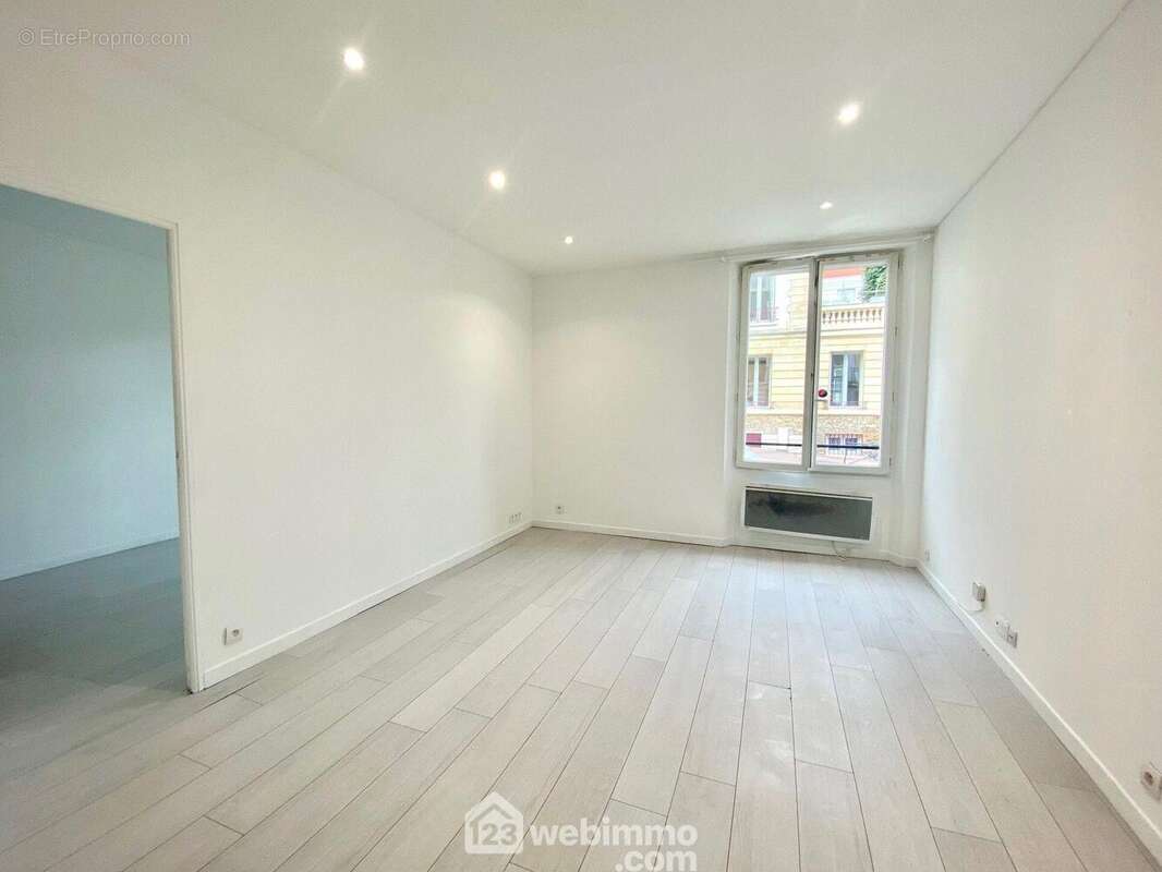 Voici le séjour... - Appartement à MELUN