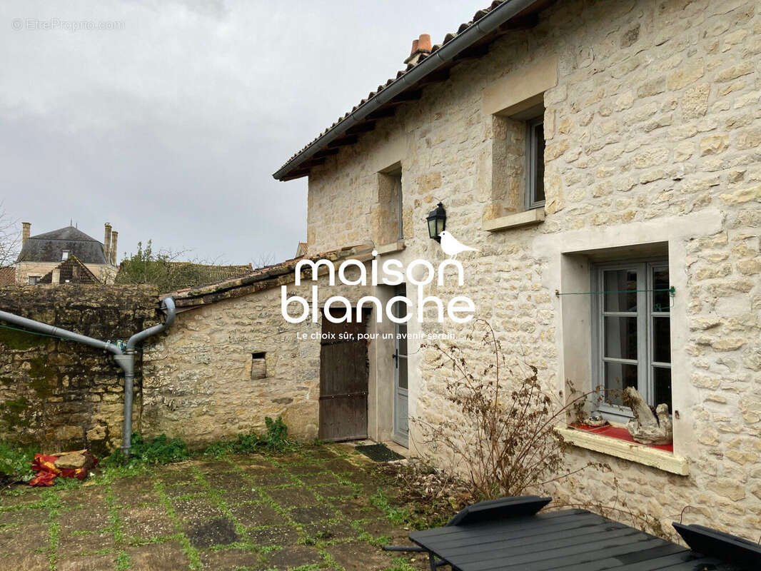 Maison à PAMPROUX