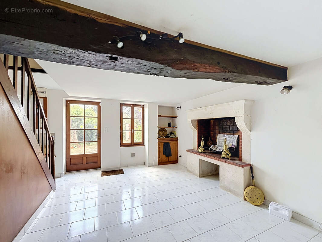 SECTEUR LA ROCHEFOUCAULD Jolie maison de campagne avec 2 granges et jardin - photo 3