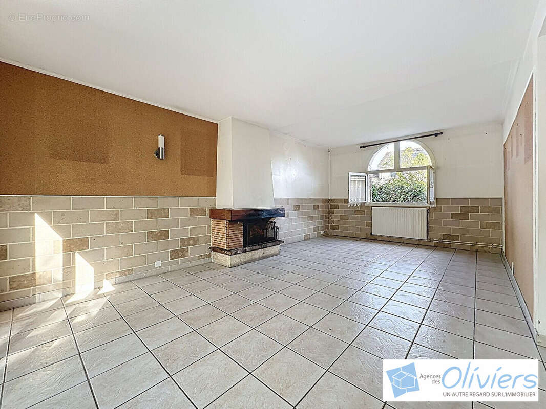 Maison à VOISINS-LE-BRETONNEUX