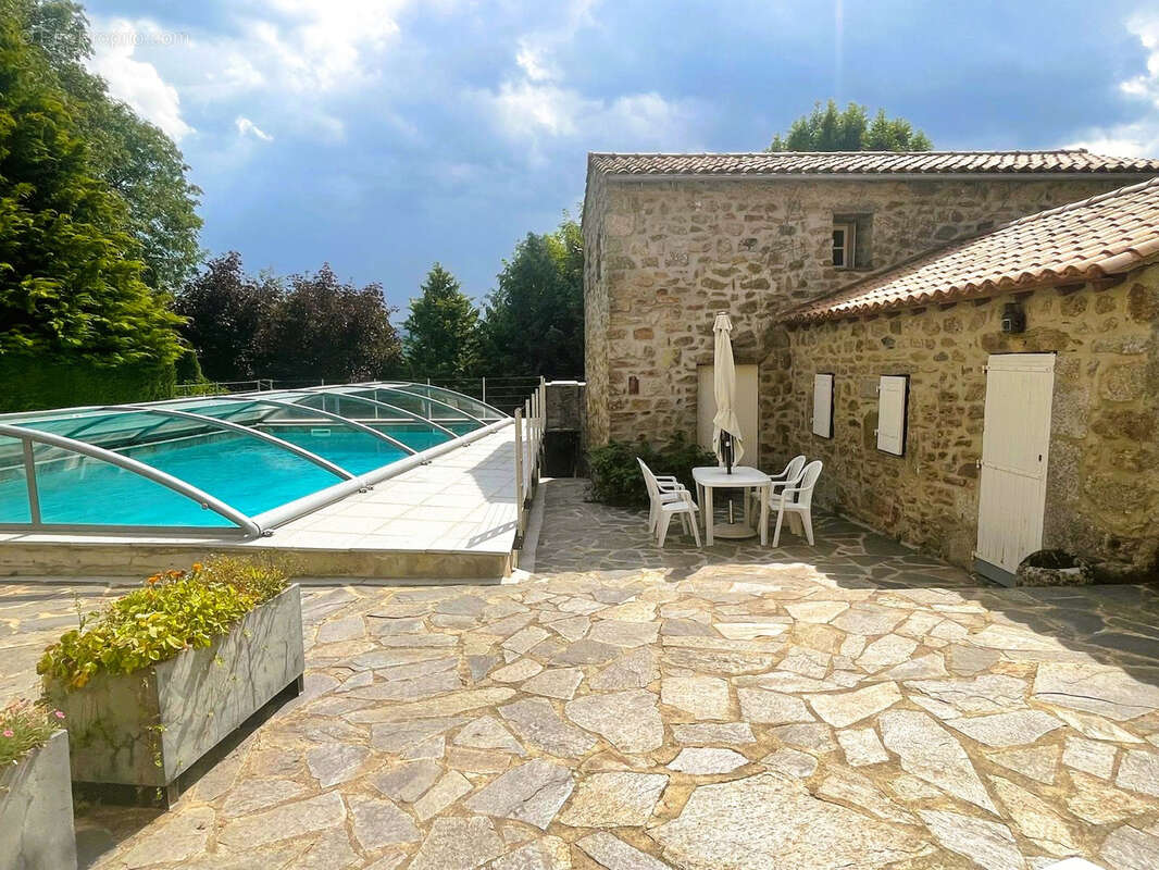 Propriete de caractere avec piscine et 2.5 hectares de terrain : - photo 17