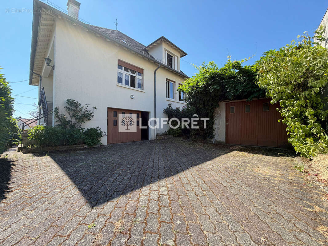 Aurillac ? quartier du stade  192 m² ? vue sur la ville ? t2 indépendant ? garages - photo 2