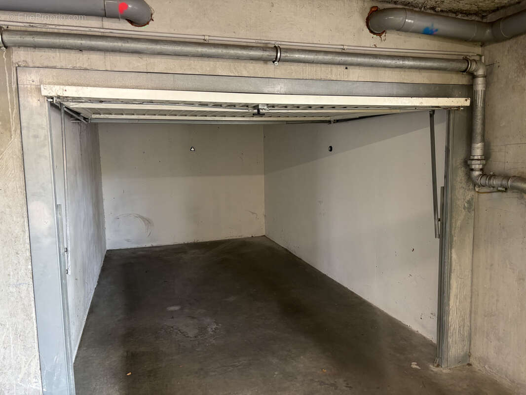 Parking à SAINT-PRIEST-EN-JAREZ