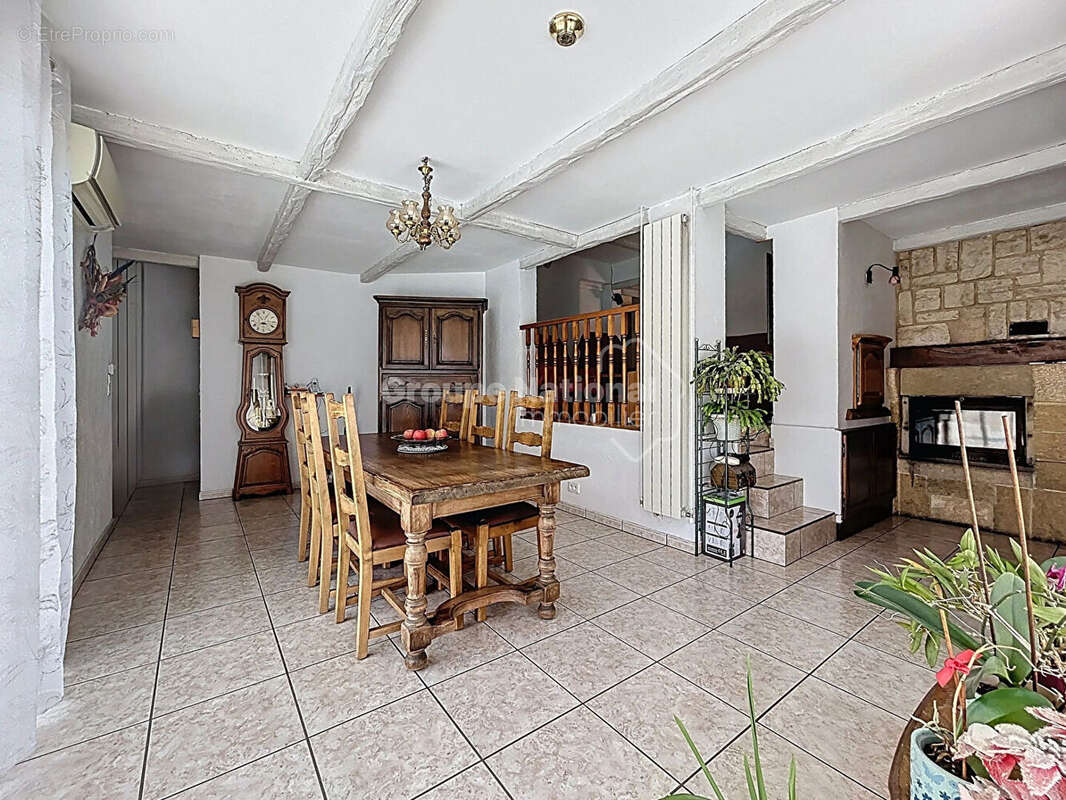 Maison à UCHAUX