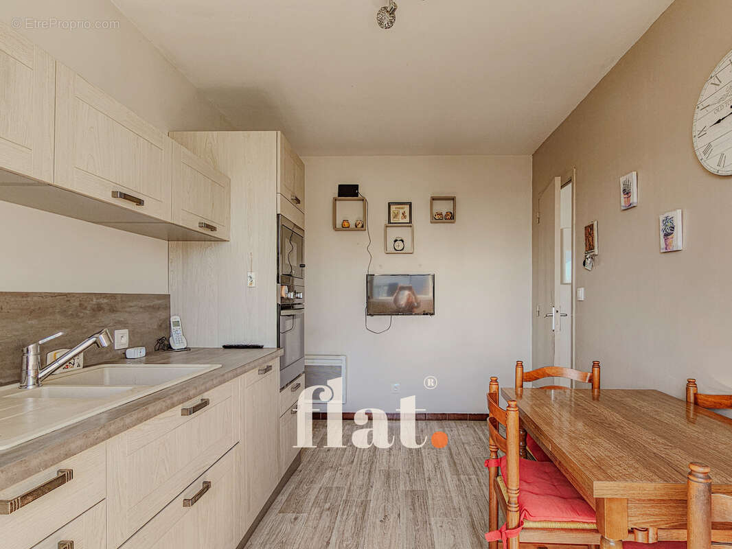 Maison non mitoyenne 90 m2 + véranda 20m2  grand garage (camping car et van)  bourg - photo 5