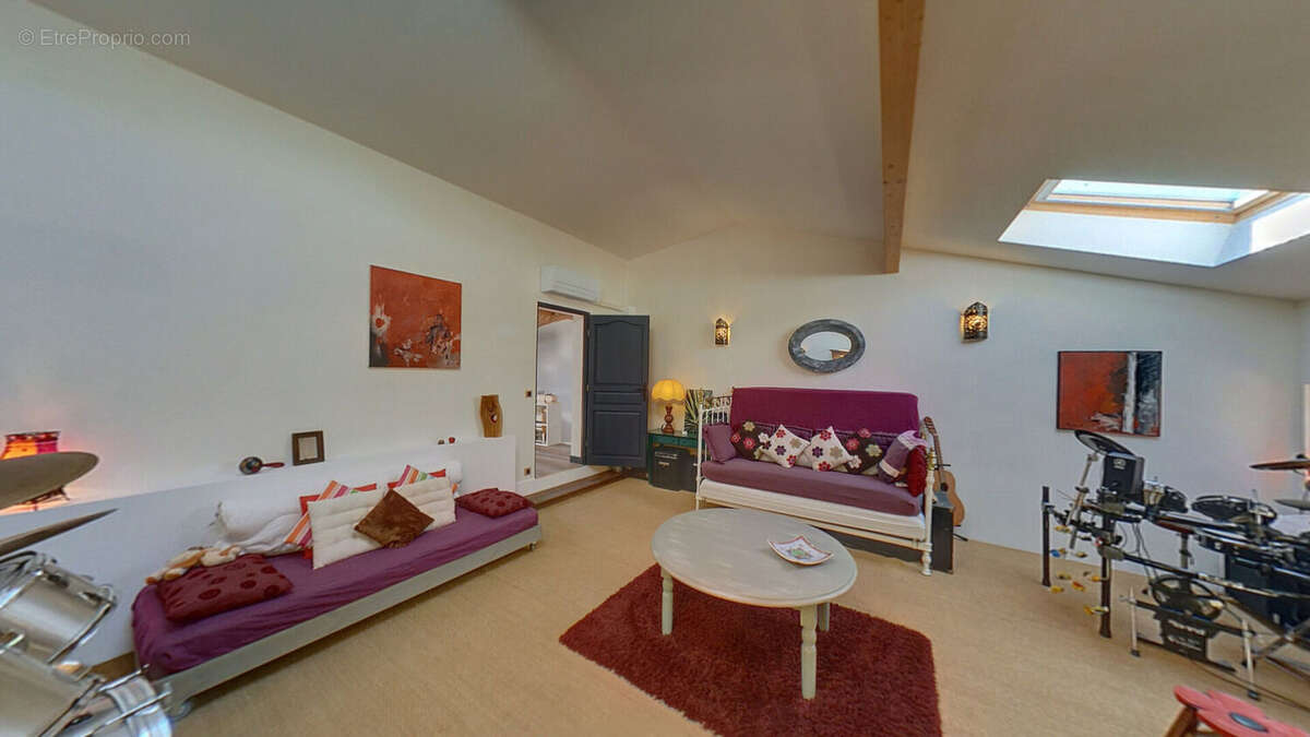Maison à SAINT-MORILLON