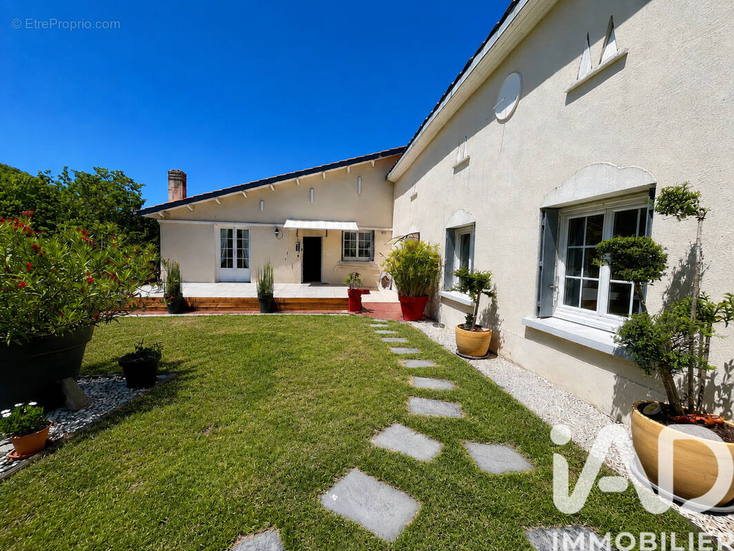 Photo 1 - Maison à BARBEZIEUX-SAINT-HILAIRE