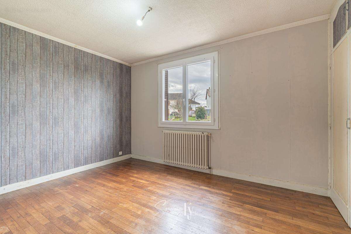 Maison à MAGNAC-BOURG