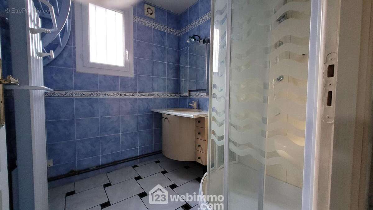 Une salle d&#039;eau et un WC séparé - Maison à LA TRANCHE-SUR-MER