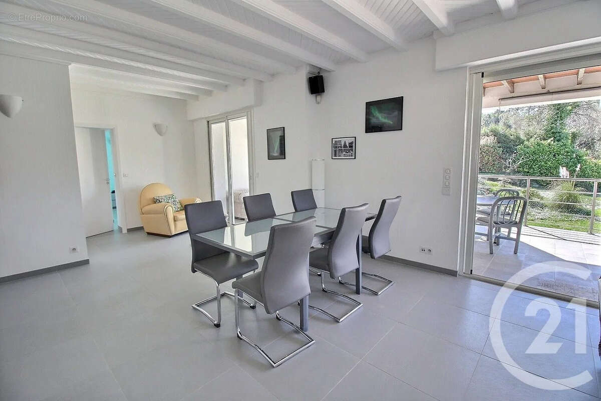 Maison à ROQUEFORT-LES-PINS