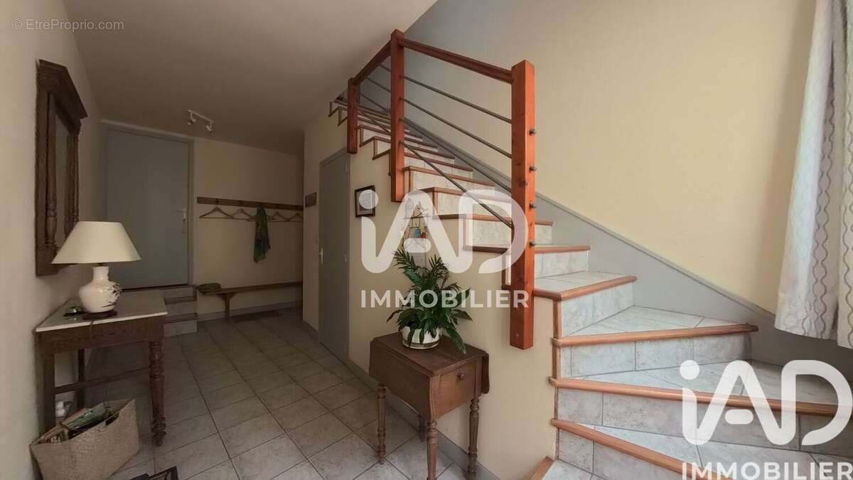 Maison 215 m² à Mehun-Sur-Yevre  - photo 2