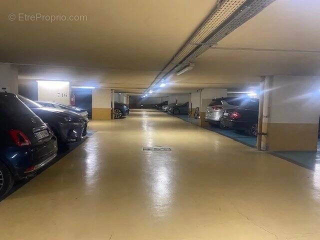 Parking à PARIS-16E