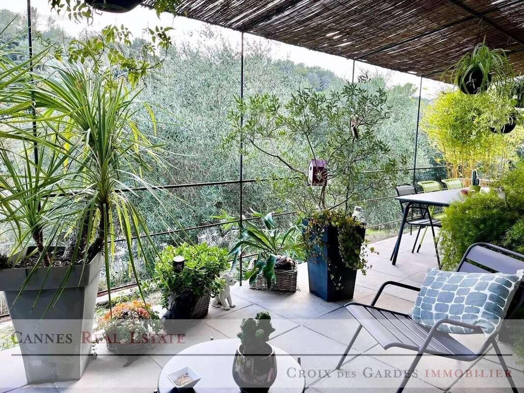 Maison au calme à pied du village avec jardin arboré et dépendance - photo 6