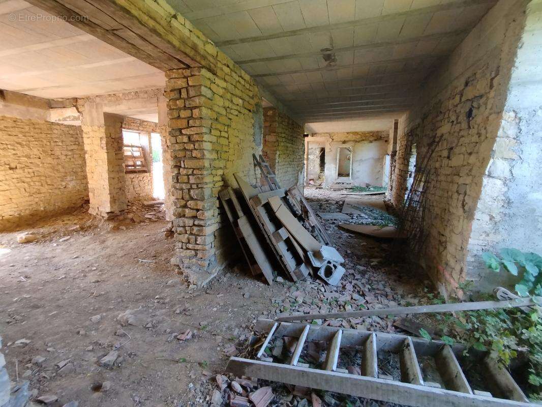 Maison en cours de construction — toiture refaite à neuf — fort potentiel - photo 9