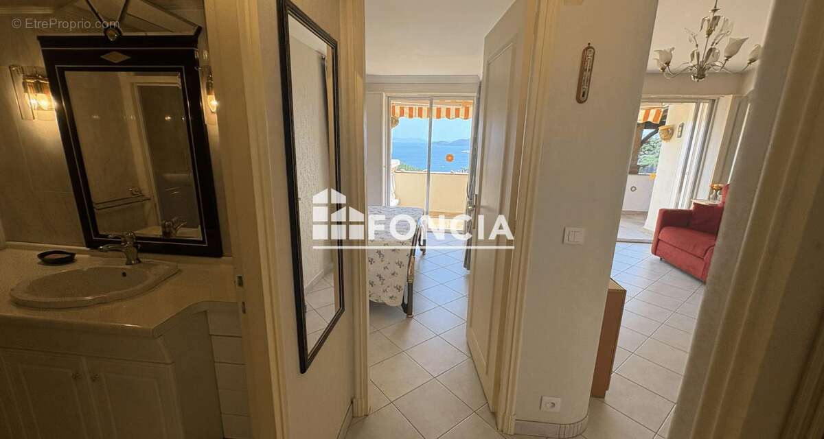 Le lavandou – exclusivité – t2 avec terrasse, vue mer panoramique, parking et deux caves - photo 7