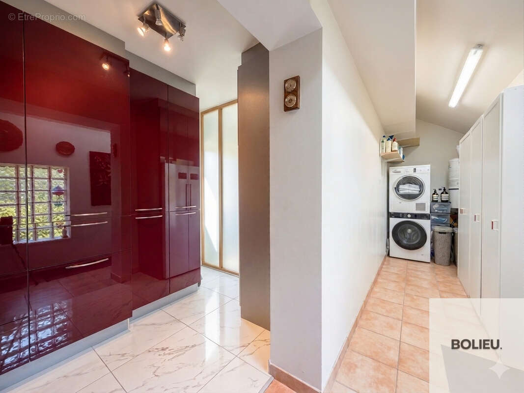 Cranves-Sales - Spacieuse villa avec piscine + Dépendances - photo 10