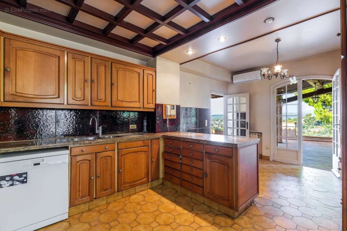 À vendre – Spacieuse villa familiale avec piscine à Saint-Paul de Vence - photo 34