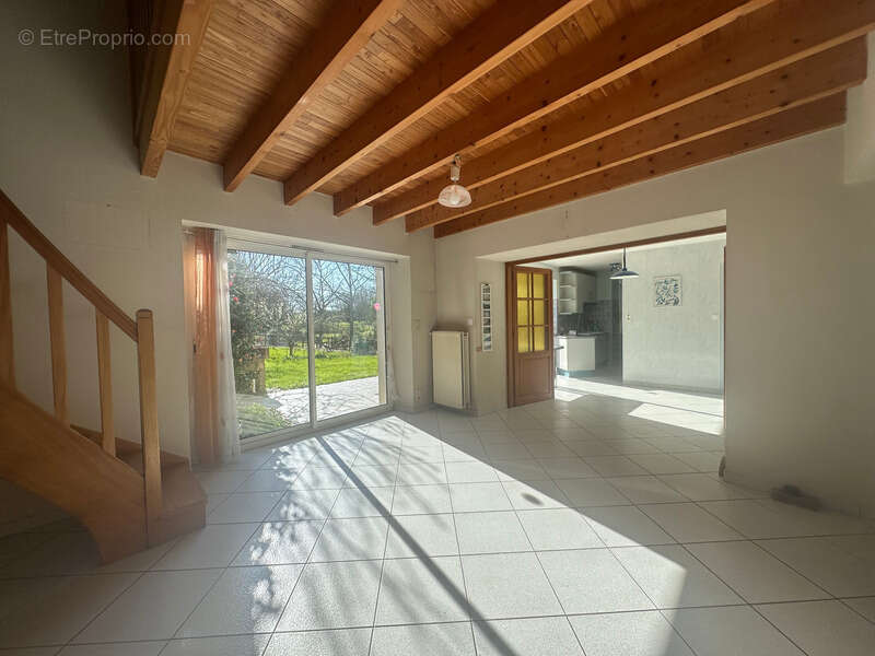 Les Clouzeaux, Maison en pierre 5 chambres avec jardin env. 605 m² double garage - photo 2