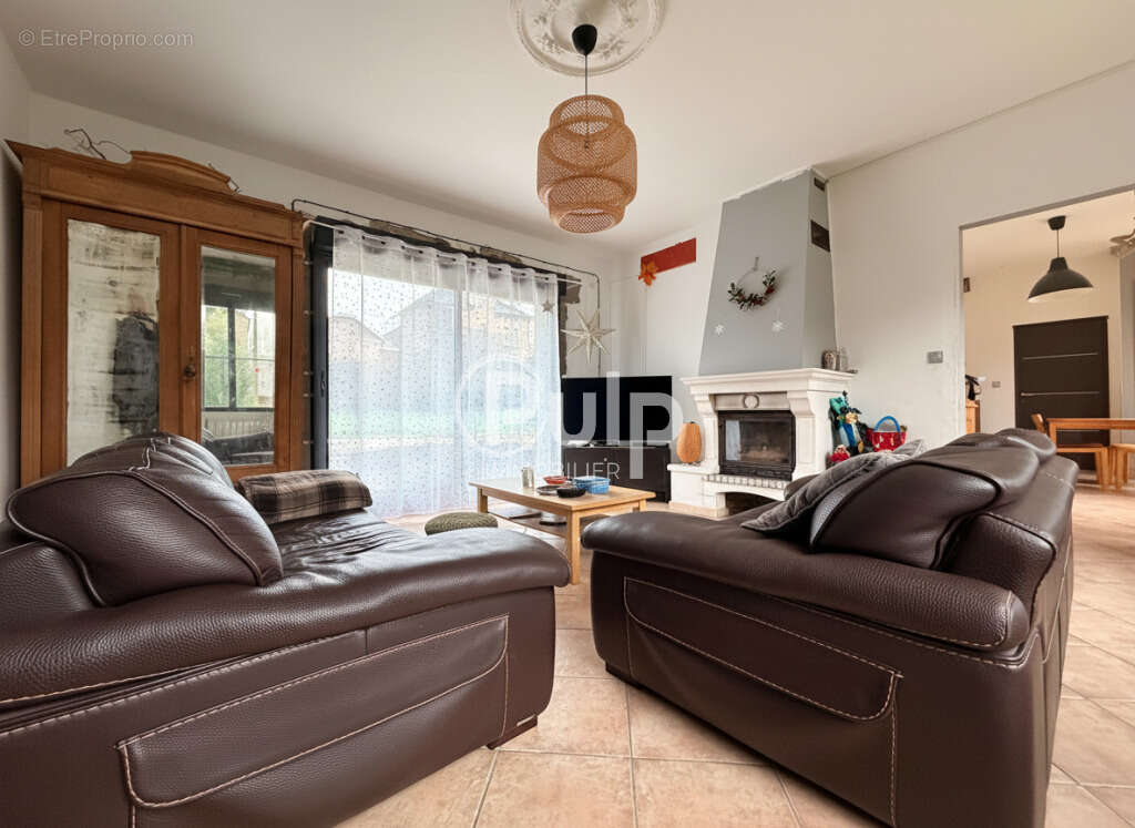 Maison à FAMPOUX